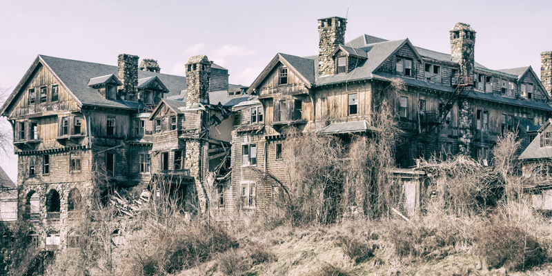 Castelos abandonados pelo mundo