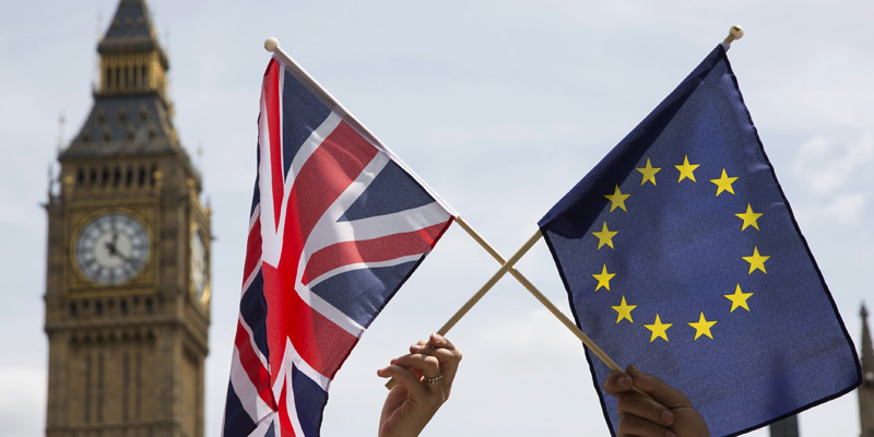 Bandeiras da Inglaterra e União Européia