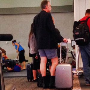 Homem de cuecas no aeroporto, passageiros inconvenientes