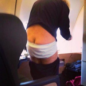 Homen de cueca no avião, passageiros inconvenientes