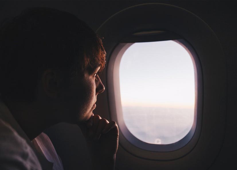 Persiana da janela do avião aberta