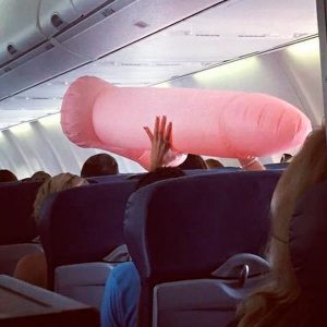 Pênis inflável no avião, passageiros inconvenientes
